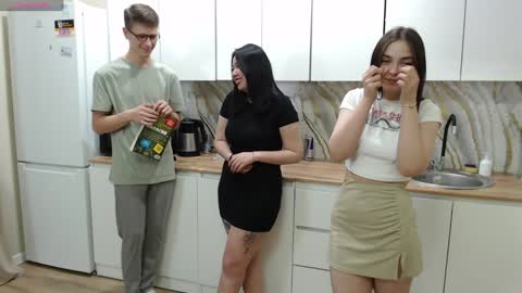 Renae Tom online show from 12.04.24