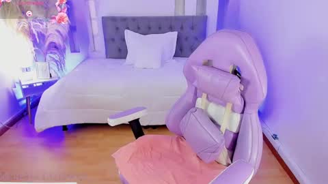 Snapshot of renata_lewis chatting on 03.04.25 RENATA online show from 03.04.25