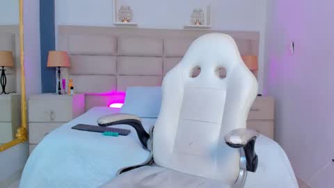 Snapshot of renatamason chatting on 12.04.25 Renata online show from 12.04.25