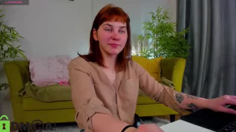 Snapshot of rene_shine chatting on 11.14.25 rene_shine online show from 11.14.25