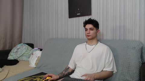 Snapshot of rik_and chatting on 10.28.25 Rick online show from 10.28.25