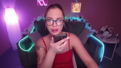 Snapshot of rikaraily chatting on 01.09.25 Rika online show from 01.09.25