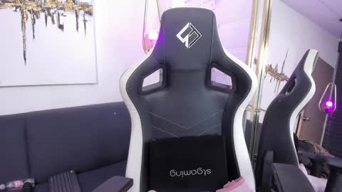 Snapshot of riley_reid_19 chatting on 12.21.24 kamila online show from 12.21.24