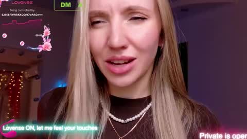 Snapshot of rina_asty chatting on 11.29.25 Rina Asty online show from 11.29.25