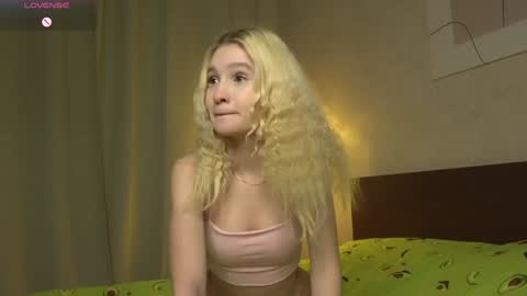 Snapshot of risingdawnn chatting on 01.30.25 Flora online show from 01.30.25