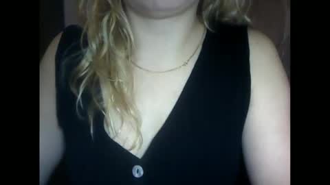 Snapshot of riveramaureen chatting on 10.21.25 RiveraMaureen online show from 10.21.25