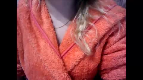 Snapshot of riveramaureen chatting on 11.04.25 RiveraMaureen online show from 11.04.25