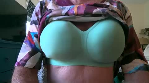 Snapshot of robert45556 chatting on 10.20.25 robert online show from 10.20.25