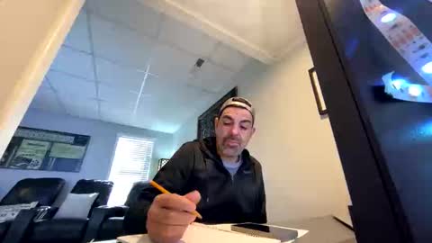 Snapshot of roblatino12 chatting on 12.16.25 roblatino12 online show from 12.16.25