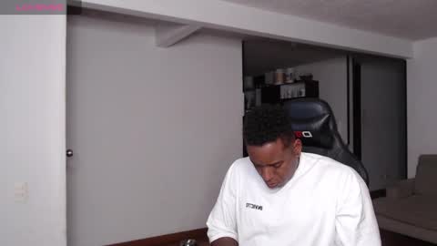 Snapshot of rogger_physique chatting on 01.17.25 Rogger online show from 01.17.25