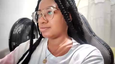 Snapshot of romantic_stargirl chatting on 11.26.25 Is A Belle online show from 11.26.25