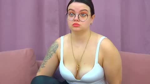 Snapshot of romymorales chatting on 05.26.26 Monica online show from 05.26.26