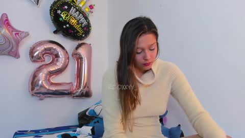 Snapshot of rooxxyy_ chatting on 01.06.25    online show from 01.06.25