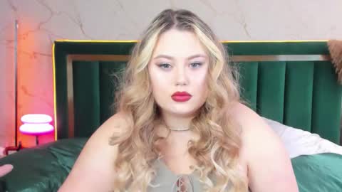 Snapshot of rosa1ia chatting on 11.19.25 Chloe online show from 11.19.25