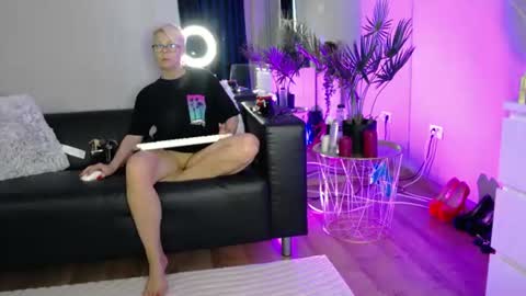 Snapshot of rosacatalleya chatting on 06.15.26 Rose online show from 06.15.26
