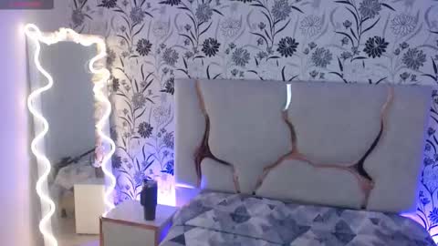 Snapshot of rosalind_tay chatting on 11.30.25 ROSALIN online show from 11.30.25