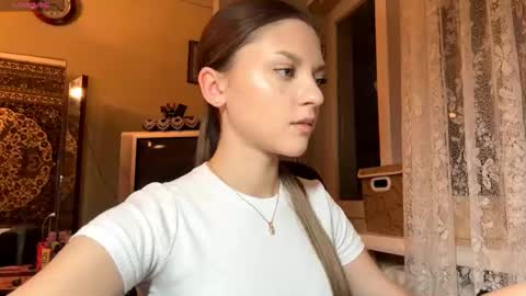 Snapshot of rosanareichelt chatting on 12.16.25 Mona online show from 12.16.25