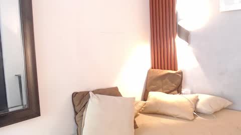 Snapshot of rose_crimson chatting on 12.15.25 rose_crimson online show from 12.15.25