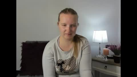 Snapshot of rosehypnotic chatting on 04.17.26 Rose online show from 04.17.26
