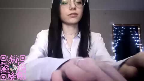 Snapshot of rosellalafferty chatting on 12.17.25 Violeta online show from 12.17.25