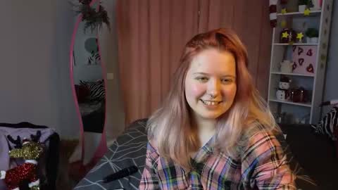 Snapshot of rosethomas_ chatting on 12.15.25 rosethomas_ online show from 12.15.25