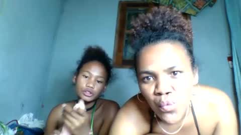 Snapshot of rosia22 chatting on 09.22.25 rosia22 online show from 09.22.25