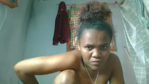 Snapshot of rosia22 chatting on 10.05.25 rosia22 online show from 10.05.25