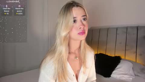 Snapshot of rossedaw_ chatting on 12.16.25 Rosse Daw Independent model online show from 12.16.25