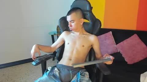 Snapshot of rowancley chatting on 11.08.25 Rowan online show from 11.08.25