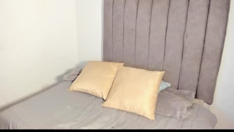 Snapshot of roxanedewalle chatting on 11.15.25 Roxane online show from 11.15.25