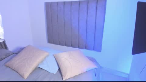 Snapshot of roxanedewalle chatting on 11.21.25 Roxane online show from 11.21.25