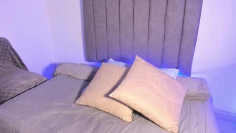 Snapshot of roxanedewalle chatting on 11.23.25 Roxane online show from 11.23.25