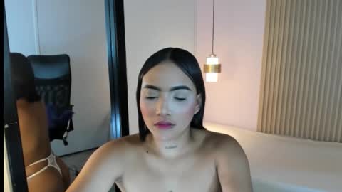 Snapshot of roxanerichie chatting on 12.15.25 roxanerichie online show from 12.15.25