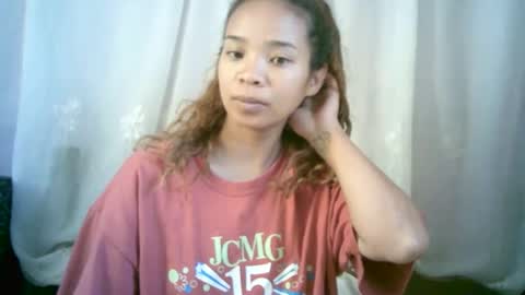 Snapshot of roxanne_98 chatting on 01.17.25 roxanne_98 online show from 01.17.25