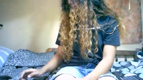 Snapshot of roxanne_98 chatting on 01.18.25 roxanne_98 online show from 01.18.25