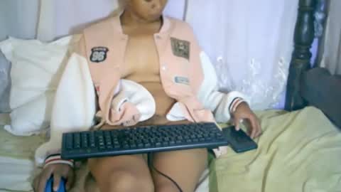 Snapshot of roxanne_98 chatting on 02.16.25 roxanne_98 online show from 02.16.25