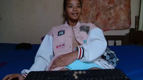 Snapshot of roxanne_98 chatting on 02.23.25 roxanne_98 online show from 02.23.25