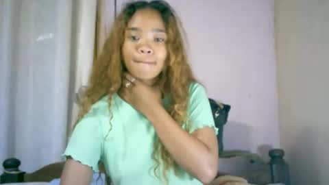 Snapshot of roxanne_98 chatting on 11.26.25 roxanne_98 online show from 11.26.25