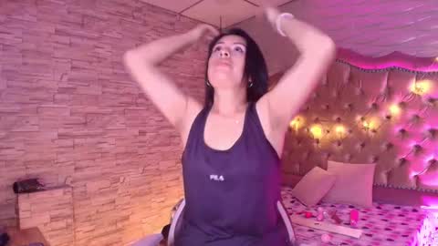 Snapshot of roxanne_han chatting on 10.27.25 roxanne_han online show from 10.27.25