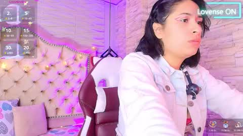 Snapshot of roxanne_han chatting on 12.14.25 roxanne_han online show from 12.14.25