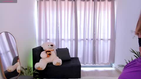 Snapshot of roxie_gates chatting on 01.12.25 R O X I E online show from 01.12.25