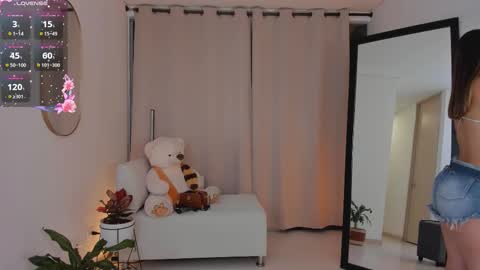 Snapshot of roxie_gates chatting on 09.14.25 R O X I E online show from 09.14.25