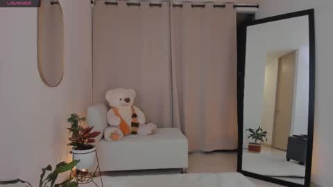 Snapshot of roxie_gates chatting on 09.25.25 R O X I E online show from 09.25.25