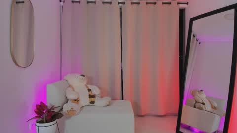 Snapshot of roxie_gates chatting on 10.19.25 R O X I E online show from 10.19.25