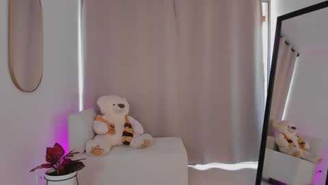 Snapshot of roxie_gates chatting on 10.19.25 R O X I E online show from 10.19.25