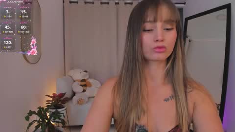 Snapshot of roxie_gates chatting on 11.19.25 R O X I E online show from 11.19.25