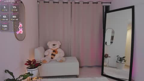 Snapshot of roxie_gates chatting on 11.29.25 R O X I E online show from 11.29.25