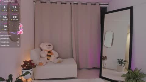 Snapshot of roxie_gates chatting on 11.30.25 R O X I E online show from 11.30.25