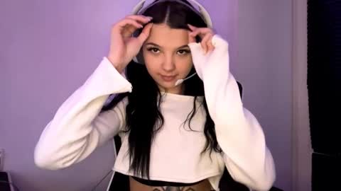 Snapshot of roxiepiurkowski chatting on 12.18.25 Hana online show from 12.18.25