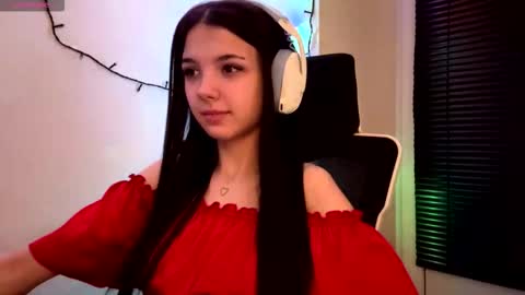 Snapshot of roxiepiurkowski chatting on 03.12.26 Hana online show from 03.12.26